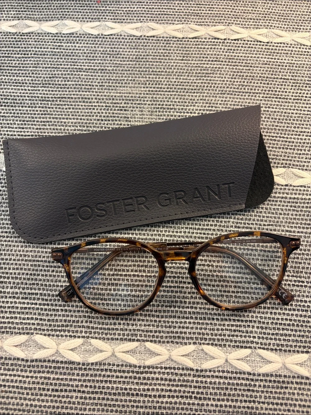 Foster Grant Round Tortoise Shell Reading Glasses +1.25 with Case